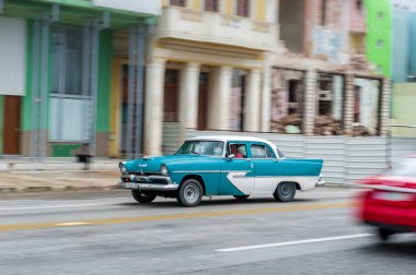 HAVANA, CUBA - 21 Ekim 2017: Havana, Küba 'daki eski araba. Pannnig. Retro Araç genellikle yerel halk ve turistler için bir taksi olarak kullanılır. Mavi Renk