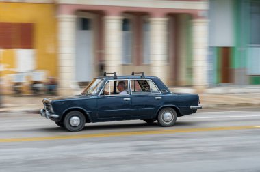 HAVANA, CUBA - 21 Ekim 2017: Havana, Küba 'daki eski araba. Pannnig. Retro Araç genellikle yerel halk ve turistler için bir taksi olarak kullanılır. Siyah renkli Lada