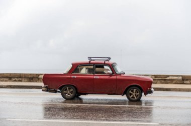 HAVANA, CUBA - 21 Ekim 2017: Havana, Küba 'daki eski araba. Pannnig. Retro Araç genellikle yerel halk ve turistler için bir taksi olarak kullanılır. Kırmızı Moskvich Rengi