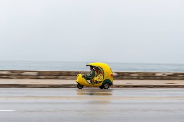 HAVANA, CUBA - 21 Ekim 2017: Havana, Küba 'da eski Tuk Tuk Taksi