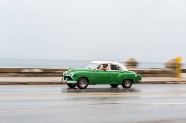 HAVANA, CUBA - 21 Ekim 2017: Havana, Küba 'daki eski araba. Pannnig. Retro Araç genellikle yerel halk ve turistler için bir taksi olarak kullanılır. Yeşil Renk