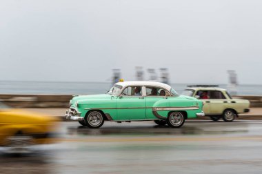 HAVANA, CUBA - 21 Ekim 2017: Havana, Küba 'daki eski araba. Pannnig. Retro Araç genellikle yerel halk ve turistler için bir taksi olarak kullanılır. Yeşil Renk