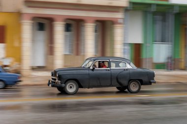HAVANA, CUBA - 21 Ekim 2017: Havana, Küba 'daki eski araba. Pannnig. Retro Araç genellikle yerel halk ve turistler için bir taksi olarak kullanılır. Siyah Renk