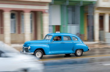 HAVANA, CUBA - 21 Ekim 2017: Havana, Küba 'daki eski araba. Pannnig. Retro Araç genellikle yerel halk ve turistler için bir taksi olarak kullanılır. Mavi Renk