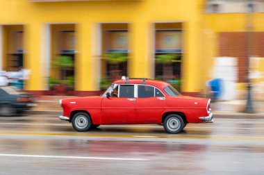 HAVANA, CUBA - 21 Ekim 2017: Havana, Küba 'daki eski araba. Pannnig. Retro Araç genellikle yerel halk ve turistler için bir taksi olarak kullanılır. Kırmızı Renk