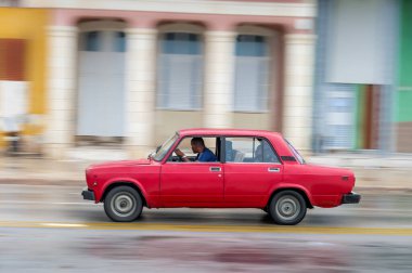 HAVANA, CUBA - 21 Ekim 2017: Havana, Küba 'daki eski araba. Pannnig. Retro Araç genellikle yerel halk ve turistler için bir taksi olarak kullanılır. Kırmızı Renk Lada