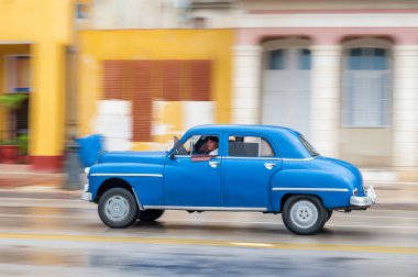 HAVANA, CUBA - 21 Ekim 2017: Havana, Küba 'daki eski araba. Pannnig. Retro Araç genellikle yerel halk ve turistler için bir taksi olarak kullanılır. Mavi Renk