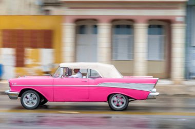 HAVANA, CUBA - 21 Ekim 2017: Havana, Küba 'daki eski araba. Pannnig. Retro Araç genellikle yerel halk ve turistler için bir taksi olarak kullanılır. Pembe Renk
