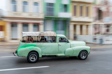 HAVANA, CUBA - 21 Ekim 2017: Havana, Küba 'daki eski araba. Pannnig. Retro Araç genellikle yerel halk ve turistler için bir taksi olarak kullanılır..