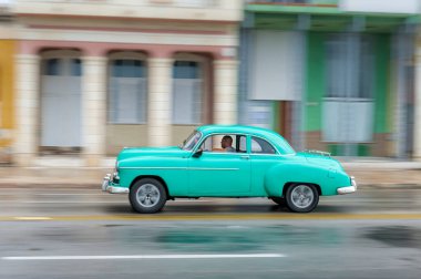 HAVANA, CUBA - 21 Ekim 2017: Havana, Küba 'daki eski araba. Pannnig. Retro Araç genellikle yerel halk ve turistler için bir taksi olarak kullanılır..