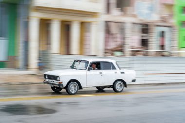 HAVANA, CUBA - 21 Ekim 2017: Havana, Küba 'daki eski araba. Pannnig. Retro Araç genellikle yerel halk ve turistler için bir taksi olarak kullanılır. Beyaz Moskvich Rengi