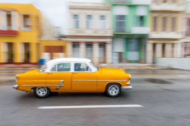 HAVANA, CUBA - 21 Ekim 2017: Havana, Küba 'daki eski araba. Pannnig. Retro Araç genellikle yerel halk ve turistler için bir taksi olarak kullanılır. Sarı Renk