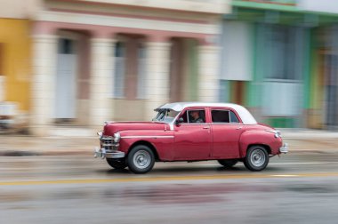 HAVANA, CUBA - 21 Ekim 2017: Havana, Küba 'daki eski araba. Pannnig. Retro Araç genellikle yerel halk ve turistler için bir taksi olarak kullanılır. Kırmızı Renk