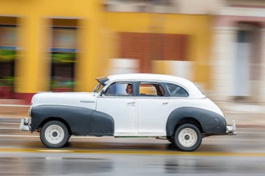 HAVANA, CUBA - 21 Ekim 2017: Havana, Küba 'daki eski araba. Pannnig. Retro Araç genellikle yerel halk ve turistler için bir taksi olarak kullanılır. Beyaz Renk