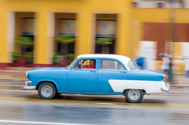 HAVANA, CUBA - 21 Ekim 2017: Havana, Küba 'daki eski araba. Pannnig. Retro Araç genellikle yerel halk ve turistler için bir taksi olarak kullanılır. Mavi Renk