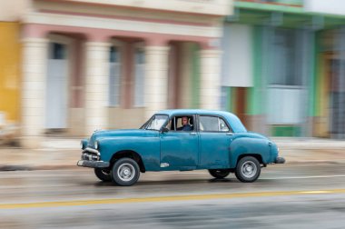 HAVANA, CUBA - 21 Ekim 2017: Havana, Küba 'daki eski araba. Pannnig. Retro Araç genellikle yerel halk ve turistler için bir taksi olarak kullanılır. Mavi Renk