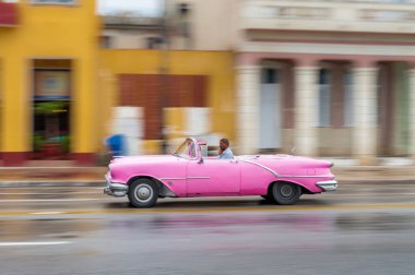 HAVANA, CUBA - 21 Ekim 2017: Havana, Küba 'daki eski araba. Pannnig. Retro Araç genellikle yerel halk ve turistler için bir taksi olarak kullanılır. Pembe Renk