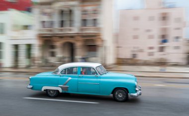 HAVANA, CUBA - 21 Ekim 2017: Havana, Küba 'daki eski araba. Pannnig. Retro Araç genellikle yerel halk ve turistler için bir taksi olarak kullanılır. Mavi Renk