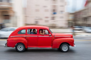 HAVANA, CUBA - 21 Ekim 2017: Havana, Küba 'daki eski araba. Pannnig. Retro Araç genellikle yerel halk ve turistler için bir taksi olarak kullanılır. Kırmızı Renk