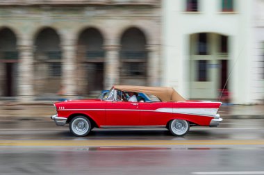 HAVANA, CUBA - 21 Ekim 2017: Havana, Küba 'daki eski araba. Pannnig. Retro Araç genellikle yerel halk ve turistler için bir taksi olarak kullanılır. Kırmızı Renk