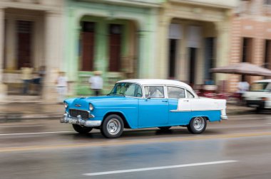 HAVANA, CUBA - 21 Ekim 2017: Havana, Küba 'daki eski araba. Retro Araç genellikle yerel halk ve turistler için bir taksi olarak kullanılır. Panning Mavi Renkli Araba