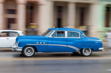 HAVANA, CUBA - 21 Ekim 2017: Havana, Küba 'daki eski araba. Retro Araç genellikle yerel halk ve turistler için bir taksi olarak kullanılır. Panning Mavi Renkli Araba