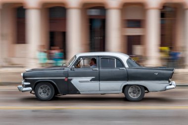 HAVANA, CUBA - 21 Ekim 2017: Havana, Küba 'daki eski araba. Retro Araç genellikle yerel halk ve turistler için bir taksi olarak kullanılır. Panning Siyah Renkli Araba
