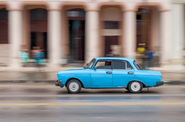 HAVANA, CUBA - 21 Ekim 2017: Havana, Küba 'daki eski araba. Retro Araç genellikle yerel halk ve turistler için bir taksi olarak kullanılır. Panning Blue Color Moskvich