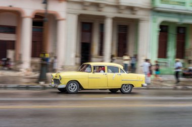 HAVANA, CUBA - 21 Ekim 2017: Havana, Küba 'daki eski araba. Retro Araç genellikle yerel halk ve turistler için bir taksi olarak kullanılır. Tarayıcı Sarı Renkli Araba