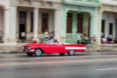 HAVANA, CUBA - 21 Ekim 2017: Havana, Küba 'daki eski araba. Retro Araç genellikle yerel halk ve turistler için bir taksi olarak kullanılır. Panning Kırmızı Renkli Araba