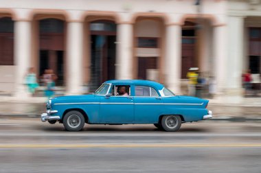 HAVANA, CUBA - 21 Ekim 2017: Havana, Küba 'daki eski araba. Retro Araç genellikle yerel halk ve turistler için bir taksi olarak kullanılır. Panning Mavi Renkli Araba