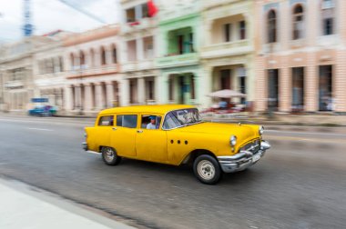 HAVANA, CUBA - 21 Ekim 2017: Havana, Küba 'daki eski araba. Retro Araç genellikle yerel halk ve turistler için bir taksi olarak kullanılır. Tarayıcı Sarı Renkli Araba