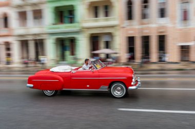 HAVANA, CUBA - 21 Ekim 2017: Havana, Küba 'daki eski araba. Retro Araç genellikle yerel halk ve turistler için bir taksi olarak kullanılır. Panning Kırmızı Renkli Araba