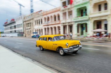 HAVANA, CUBA - 21 Ekim 2017: Havana, Küba 'daki eski araba. Retro Araç genellikle yerel halk ve turistler için bir taksi olarak kullanılır. Tarayıcı Sarı Renkli Araba