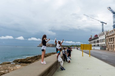 HAVANA, CUBA - 21 Ekim 2017: Malecon Bulvarı, Havana, Küba 'da Genç Kızlar Poz Veriyor