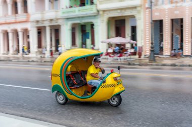 HAVANA, CUBA - 21 Ekim 2017: Tuk Tuk Driver Havana, Küba