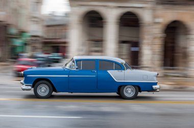 HAVANA, CUBA - 21 Ekim 2017: Havana, Küba 'daki eski araba. Retro Araç genellikle yerel halk ve turistler için bir taksi olarak kullanılır. Panning Mavi Renkli Araba