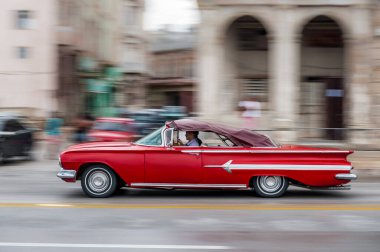 HAVANA, CUBA - 21 Ekim 2017: Havana, Küba 'daki eski araba. Retro Araç genellikle yerel halk ve turistler için bir taksi olarak kullanılır. Panning Kırmızı Renkli Araba