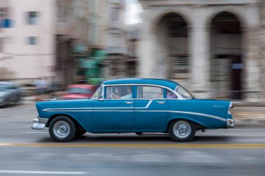 HAVANA, CUBA - 21 Ekim 2017: Havana, Küba 'daki eski araba. Retro Araç genellikle yerel halk ve turistler için bir taksi olarak kullanılır. Panning Mavi Renkli Araba