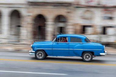 HAVANA, CUBA - 21 Ekim 2017: Havana, Küba 'daki eski araba. Retro Araç genellikle yerel halk ve turistler için bir taksi olarak kullanılır. Panning Mavi Renkli Araba