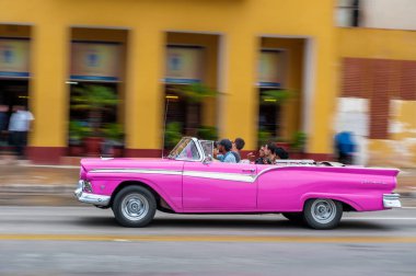 HAVANA, CUBA - 21 Ekim 2017: Havana, Küba 'daki eski araba. Retro Araç genellikle yerel halk ve turistler için bir taksi olarak kullanılır. Panning Mor Renkli Araba