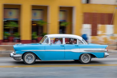 HAVANA, CUBA - 21 Ekim 2017: Havana, Küba 'daki eski araba. Retro Araç genellikle yerel halk ve turistler için bir taksi olarak kullanılır. Panning Mavi Renkli Araba