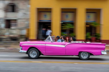 HAVANA, CUBA - 21 Ekim 2017: Havana, Küba 'daki eski araba. Retro Araç genellikle yerel halk ve turistler için bir taksi olarak kullanılır. Panning Mor Renkli Araba