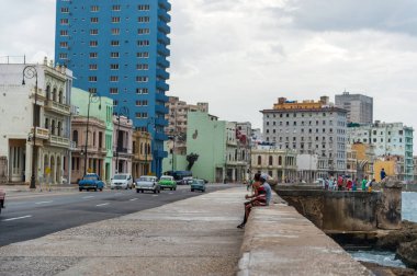 HAVANA, CUBA - 21 Ekim 2017: Havana, Küba 'daki eski araba. Havana Cityscape ile Malecon Caddesi