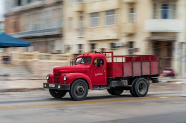 HAVANA, CUBA - 21 Ekim 2017: Havana, Küba 'daki eski araba. Retro Kırmızı Renk Aracı