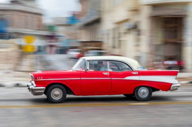 HAVANA, CUBA - 21 Ekim 2017: Havana, Küba 'daki eski araba. Retro Araç genellikle yerel halk ve turistler için bir taksi olarak kullanılır. Panning Kırmızı Renkli Araba