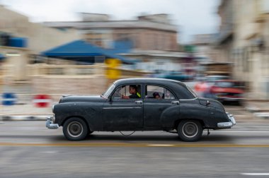 HAVANA, CUBA - 21 Ekim 2017: Havana, Küba 'daki eski araba. Retro Araç genellikle yerel halk ve turistler için bir taksi olarak kullanılır. Panning Siyah Renkli Araba