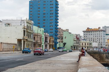 HAVANA, CUBA - 21 Ekim 2017: Havana, Küba 'daki eski araba. Havana Cityscape ile Malecon Caddesi