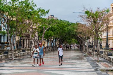 HAVANA, CUBA - 21 Ekim 2017: Havana 'daki eski kasaba ve ünlü sokaklardan biri - Paseo del Prado. Küba