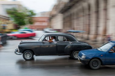 HAVANA, CUBA - 21 Ekim 2017: Havana, Küba 'daki eski araba. Retro Araç genellikle yerel halk ve turistler için bir taksi olarak kullanılır. Panning Siyah Renkli Araba